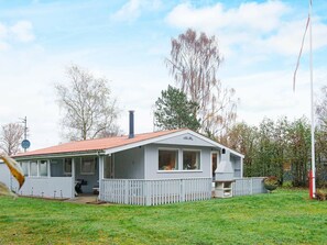 Exterior - Enticing Holiday Home in Jutland With Roofed Terrace (Glesborg)