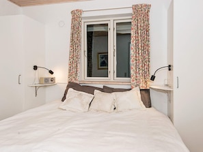 2 bedrooms, cribs/infant beds