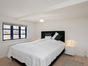2 bedrooms, cribs/infant beds