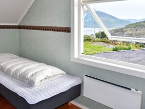 House | 6 bedrooms, individually furnished - 10 Person Holiday Home in Midsund (Molde)