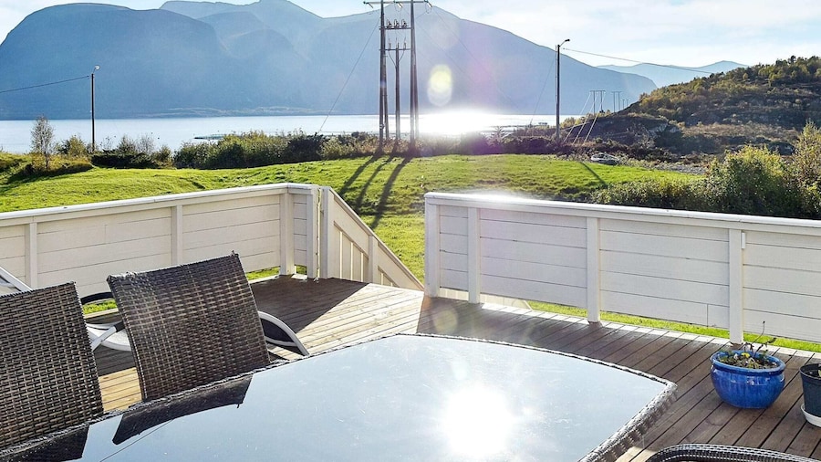 10 Person Holiday Home in Midsund