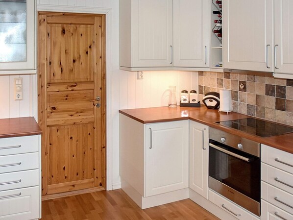 House | Private kitchen - 10 Person Holiday Home in Midsund (Molde)