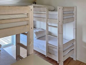 3 bedrooms, cribs/infant beds