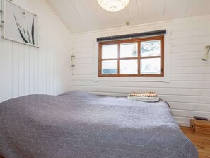 2 bedrooms, cribs/infant beds