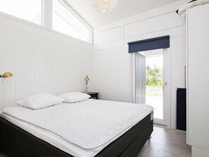 3 bedrooms, cribs/infant beds