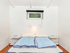 3 bedrooms, cribs/infant beds