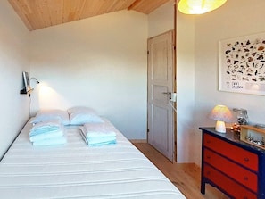 4 bedrooms, cribs/infant beds