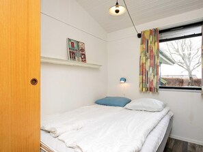 4 bedrooms, cribs/infant beds