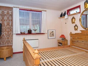 2 bedrooms, cribs/infant beds