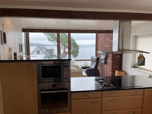 Casa | Cocina privada | Frigorífico, microondas, horno y placa de cocina