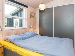 4 bedrooms, cribs/infant beds