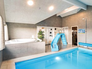Una piscina techada, una piscina al aire libre