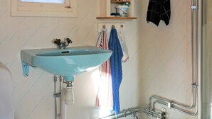 Shower, towels - 6 Person Holiday Home in Uddevalla (Uddevalla)