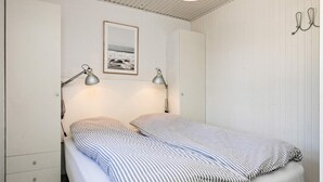 2 bedrooms, cots/infant beds - 4 Person Holiday Home in Blåvand (Blavand)