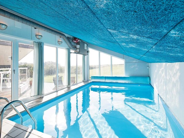 Casa | Piscina | Una piscina cubierta, una piscina al aire libre