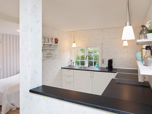 Wasserkocher mit Kaffee-/Teezubehör, Kühlschrank, Hochstuhl