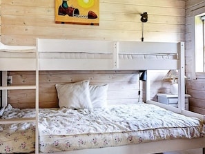 3 bedrooms, cribs/infant beds