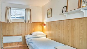 2 bedrooms, cots/infant beds - 8 Person Holiday Home in Nexø (Nexo)