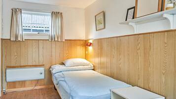 2 bedrooms, cots/infant beds