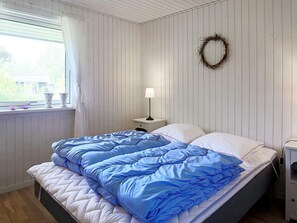3 bedrooms, cribs/infant beds
