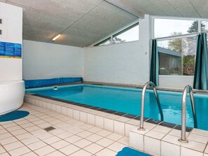 Casa | Piscina | Una piscina cubierta, una piscina al aire libre