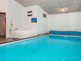 Una piscina techada, una piscina al aire libre