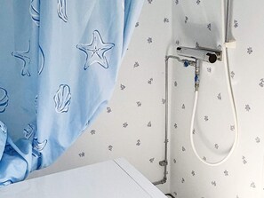 2 Schlafzimmer, individuell eingerichtet