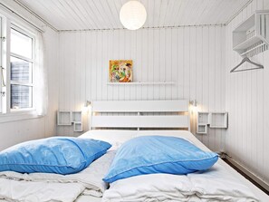 2 bedrooms, cribs/infant beds - 4 Person Holiday Home in Rødby (Rodby)