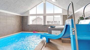 Casa | Piscina | Una piscina cubierta, una piscina al aire libre