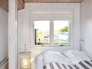 3 bedrooms, cribs/infant beds