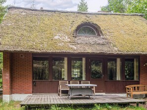 A building with a thatched roof and large windows. - 6 Person Holiday Home in Blavand (Blavand)