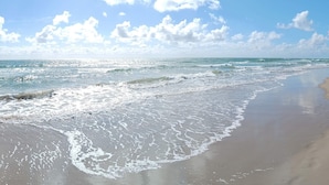 A beach with waves, a clear sky, and clouds. - 6 Person Holiday Home in Blavand (Blavand)