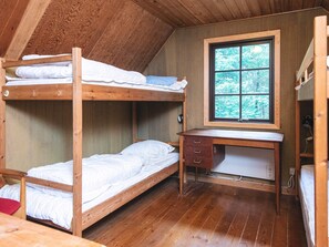 A bunk bed room with a desk and a window. - 6 Person Holiday Home in Blavand (Blavand)