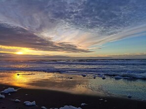 A beach with waves, a sunset, and clouds. - 6 Person Holiday Home in Blavand (Blavand)