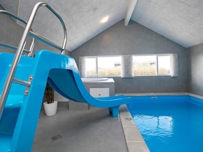 Casa | Piscina | Una piscina cubierta, una piscina al aire libre