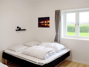 5 bedrooms, cribs/infant beds