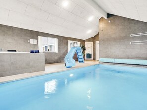 Una piscina techada, una piscina al aire libre