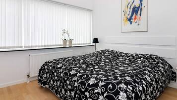 2 bedrooms, cribs/infant beds