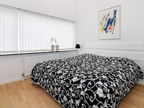 2 bedrooms, cribs/infant beds