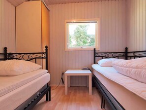 3 bedrooms, cribs/infant beds