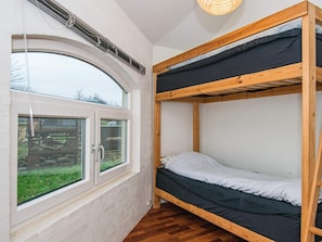 2 bedrooms, cribs/infant beds