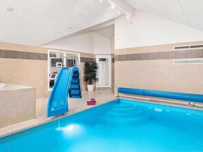 Huis | Zwembad | Een binnenzwembad en een buitenzwembad