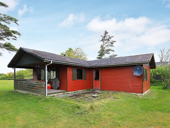 Exterior - Seaside Holiday Home with Terrace near Limfjord (Vinderup)