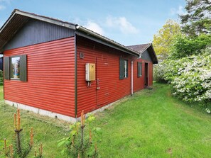 A red wooden building with a number 20 sign, a small window, and a door. - Seaside Holiday Home with Terrace near Limfjord (Vinderup)