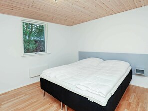 4 bedrooms, cribs/infant beds