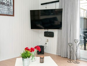 3 bedrooms, cribs/infant beds