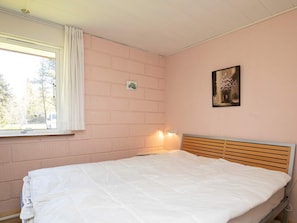 2 bedrooms, cribs/infant beds