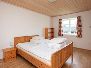 6 bedrooms, cribs/infant beds