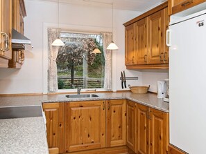 Private kitchen - Charming Holiday Home in Børkop With Terrace (Borkop)