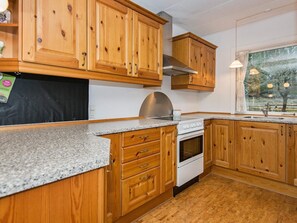 Wasserkocher mit Kaffee-/Teezubehör, Kühlschrank, Herdplatte